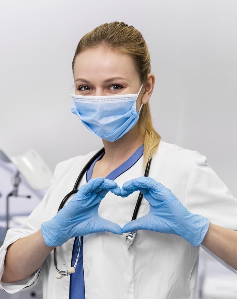 Doctora usando tapabocas y guantes